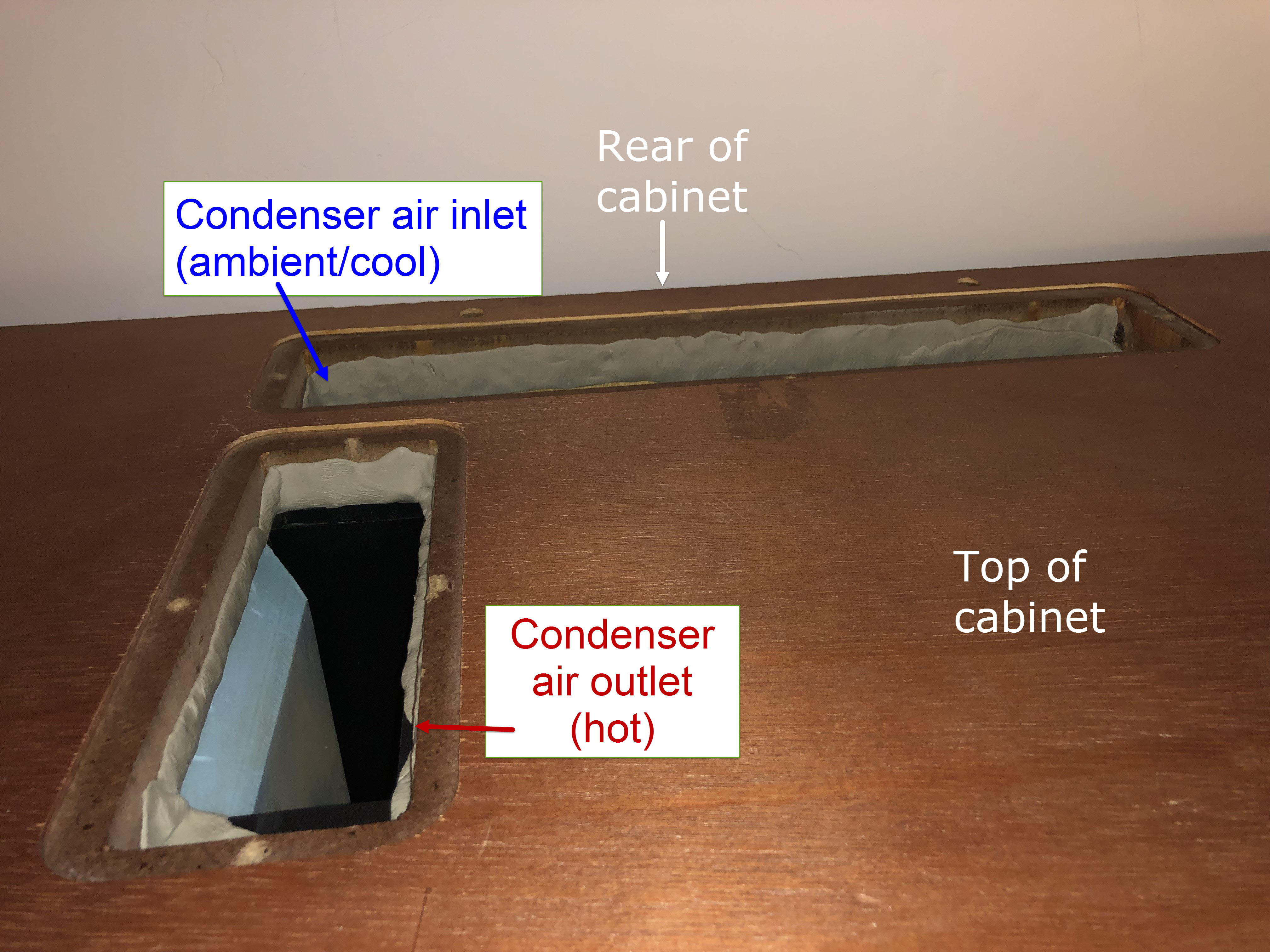 Le Cache 3800 Contemporary: top of cabinet venting arrangement, 2007-vintage.