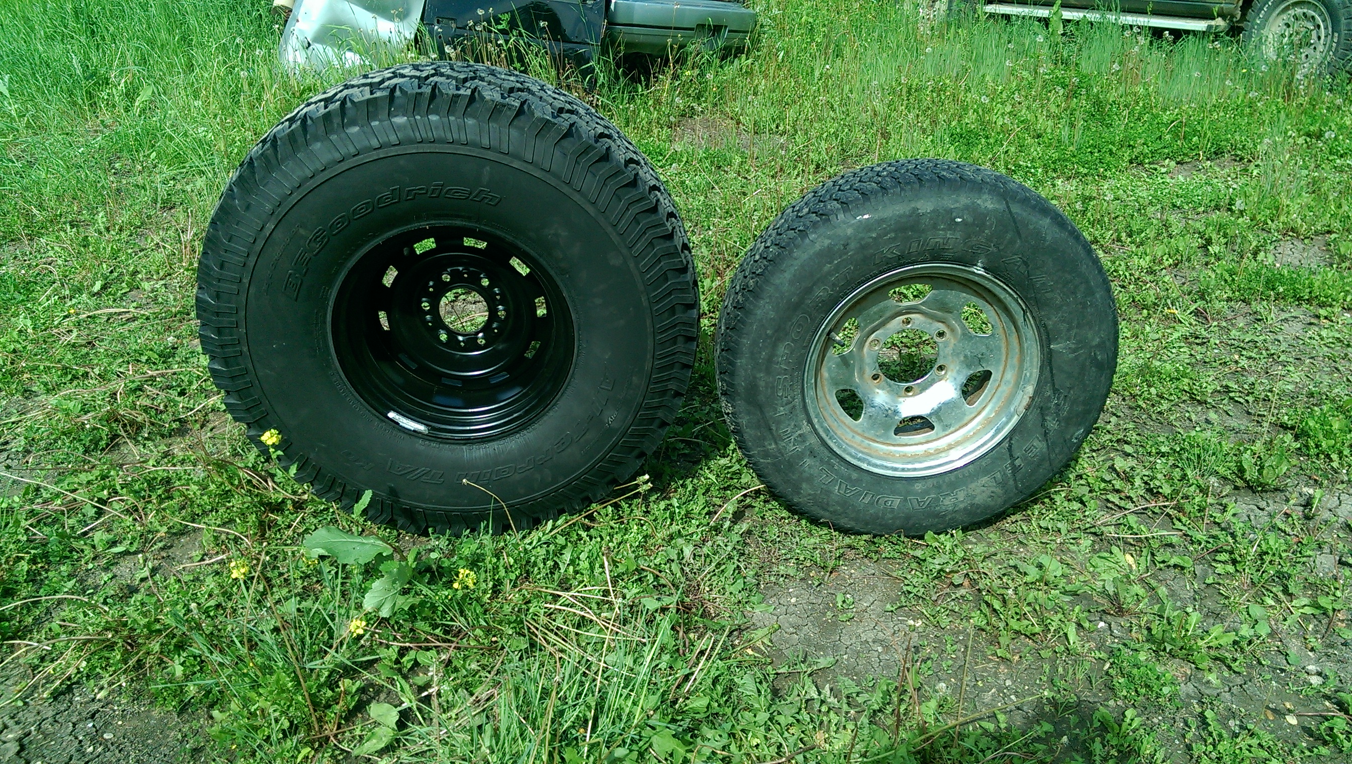225/75r15 on right and 35x12.5r15 on left